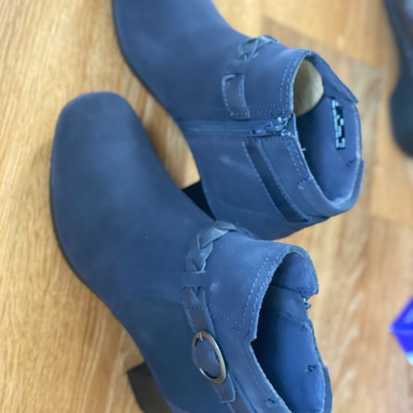 Clarks Shoes - CLARKS NWT NAVY BOOTIES